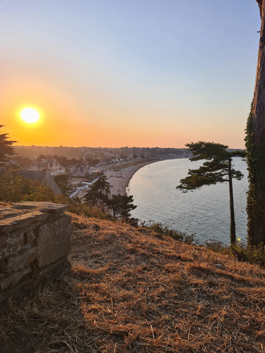 La côte de granit rose au coucher du soleil