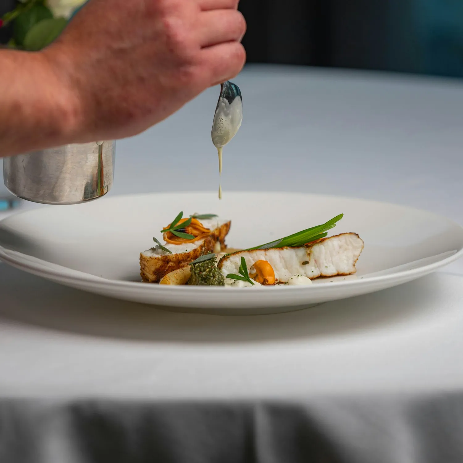 Le chef dresse une assiette