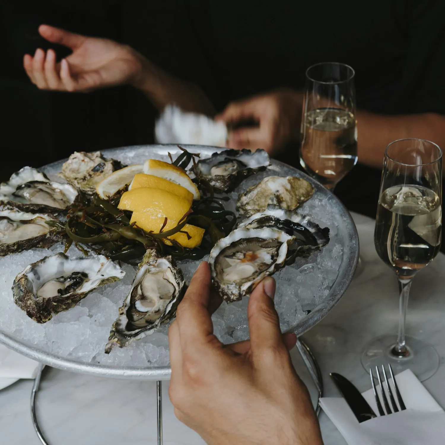 Partage d'un plateau à table