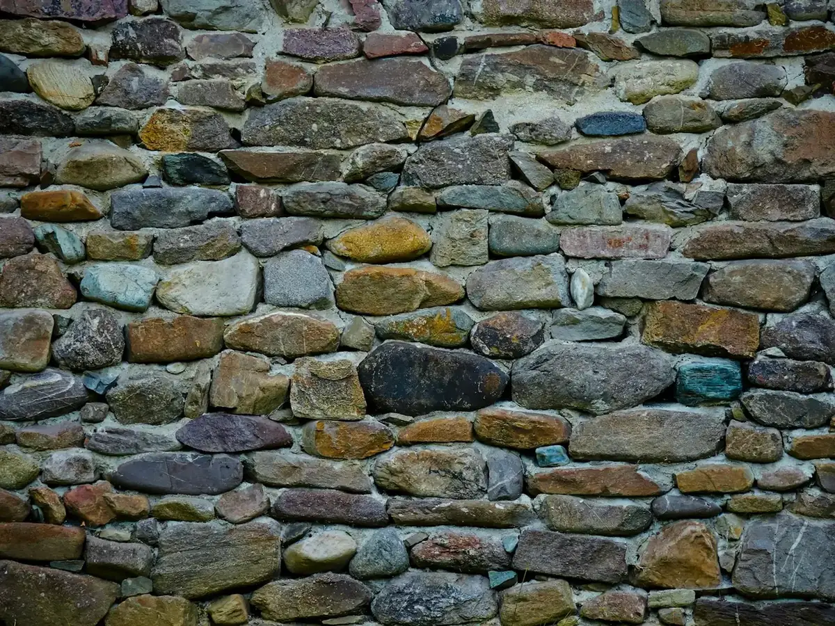 Mur en pierre de pays, granit aux teintes mêlées